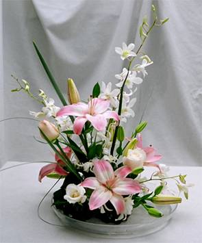 http://www.gloriousfloraldesigns.com/images/IkebanaJPGO/IkebanaPinkLily.jpg